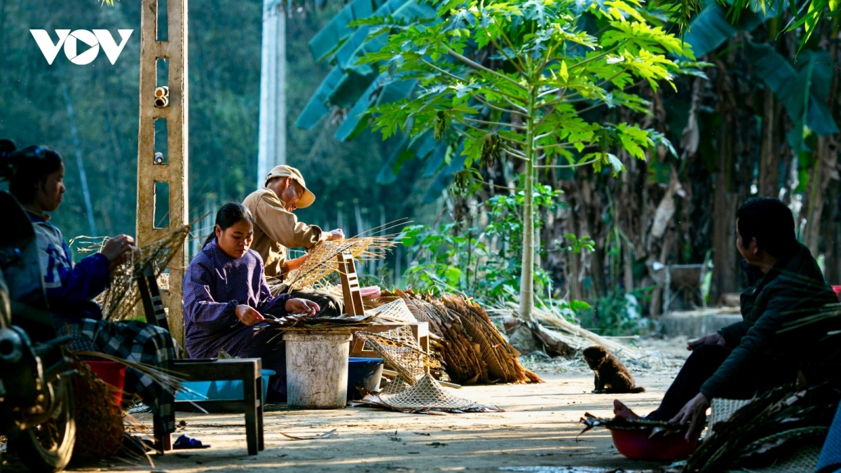 Nung An ethnic people preserve unique craft of making conical hats